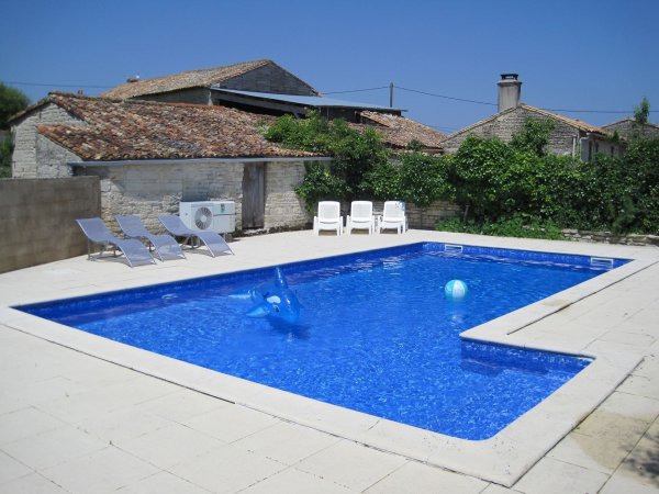 Shared swimming pool at Les Hiboux holiday cottages, France